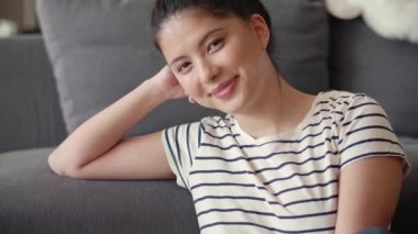  Gülümseyen Asyalı kadının el yapımı portre videosu.