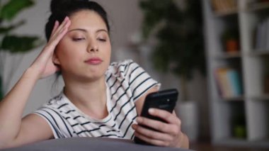 Bir mesaj bekleyen Asyalı kadınların el kamerasıyla çekilmiş görüntüleri.