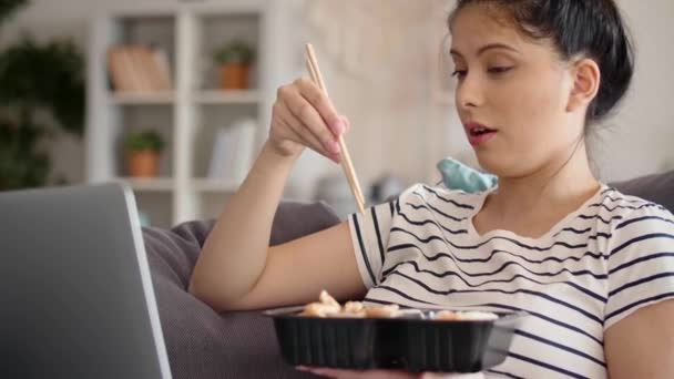 Vídeo Mano Una Mujer Asiática Comiendo Durante Una Videollamada — Vídeo de stock