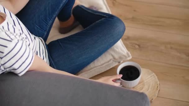 Seguimiento Vídeo Mujer Que Tiene Videoconferencia Beber Café — Vídeo de stock