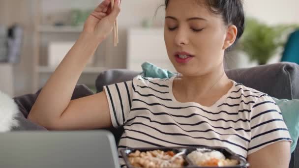 Handheld Video Von Frau Beim Essen Von Lunchpaket — Stockvideo