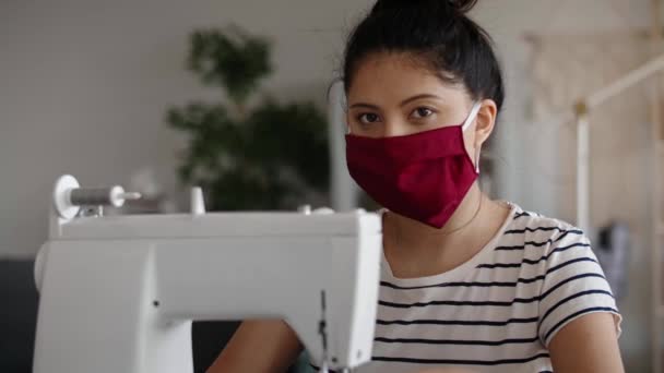 Retrato Mano Video Mujer Asiática Una Máscara Protectora — Vídeos de Stock