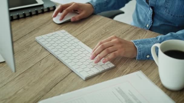 Nahaufnahme Der Videoaufzeichnung Beim Tippen Der Hände Auf Der Tastatur — Stockvideo