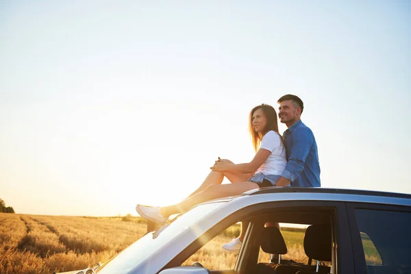 Jeune Couple Assis Sur Voiture Regardant Droit Devant — Photo