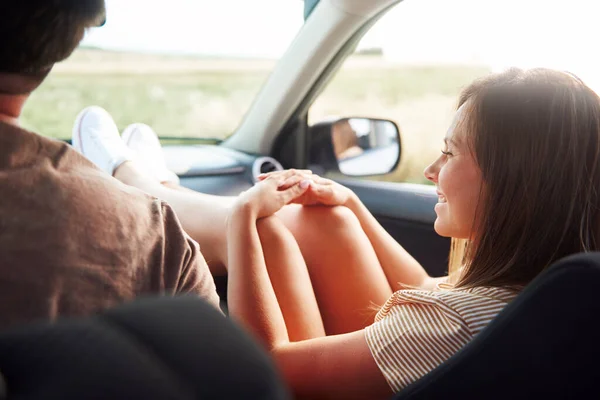 Jeune Femme Voyageant Voiture Avec Les Jambes Sur Tableau Bord — Photo