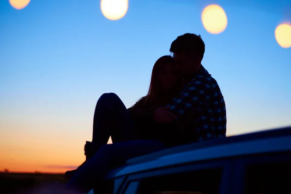 Kochająca Para Obejmująca Się Siedząca Samochodzie Wieczorem — Zdjęcie stockowe