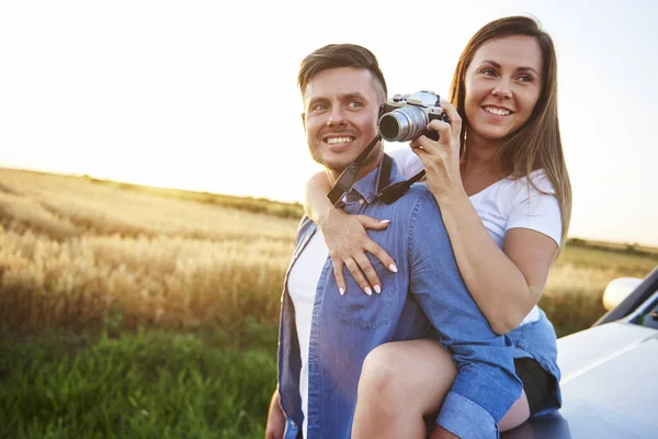 Loving Couple Camera Outdoor — Stock Photo, Image