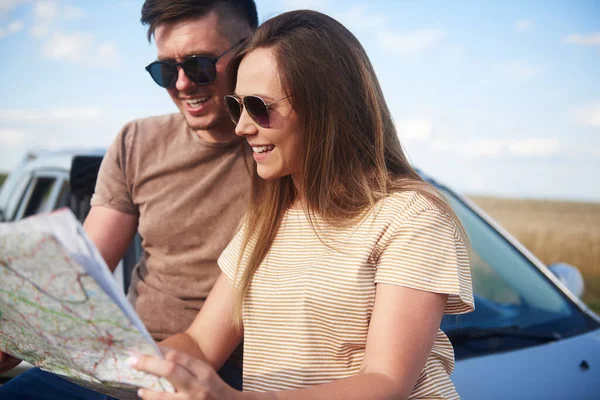 Young Couple Map Choosing Best Road — Stock Photo, Image