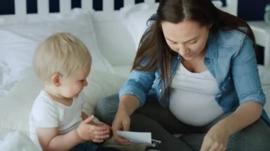 Kadın ve küçük oğlunun ultrason görüntülerine bakarken çekilmiş bir video. 8K 'da kırmızı helyum kamerayla çekildi. 
