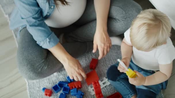 Vista Superior Vídeo Madre Jugando Bloques Juguete Con Hijo Fotografía — Vídeos de Stock