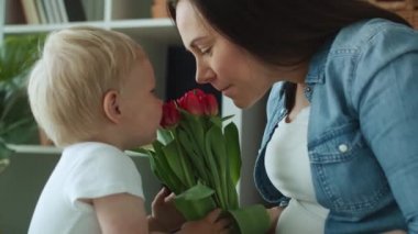 Bebeğimin annesine çiçek verdiği el kamerasıyla çekilmiş bir video. 8K 'da kırmızı helyum kamerayla çekildi. 