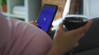 Yatakta alkol içen hamile bir kadının statik videosu. 8K 'da kırmızı helyum kamerayla çekildi. 
