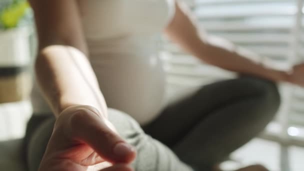 日光の下で妊娠中の女性の瞑想のビデオを追跡 8Kでレッドヘリウムカメラで撮影 — ストック動画