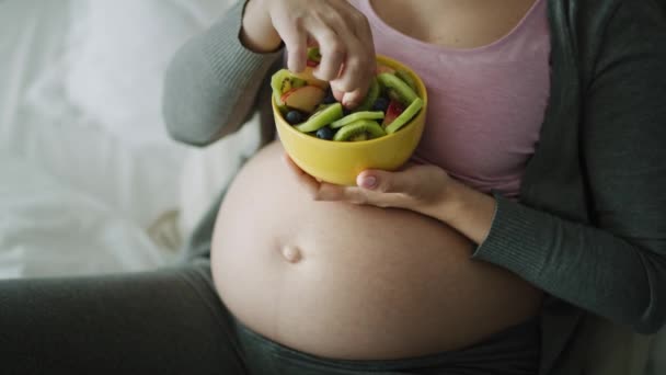 Detail Video Van Een Zwangere Vrouw Die Een Kom Fruit — Stockvideo