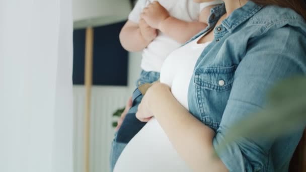 Incline Vídeo Mãe Bebê Lado Janela Tiro Com Câmera Hélio — Vídeo de Stock