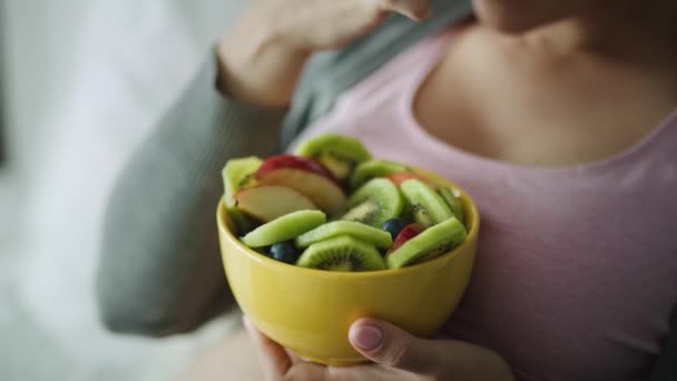 Een Video Van Zwangere Vrouwen Die Fruit Eten Opgenomen Met — Stockvideo