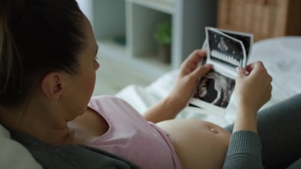 Tracking Juiste Video Van Zwangere Vrouw Browsen Ultrasone Beelden Opgenomen — Stockvideo
