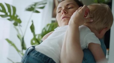 Annenin endişeli bebeğini kucakladığı video. 8K 'da kırmızı helyum kamerayla çekildi. 