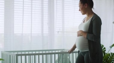 Müstakbel annenin yatak odasında çekilmiş bir videosu. 8K 'da kırmızı helyum kamerayla çekildi. 