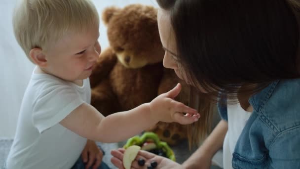 带着幼儿用新鲜水果喂妈妈的视频 用8K的红色氦相机拍摄 — 图库视频影像