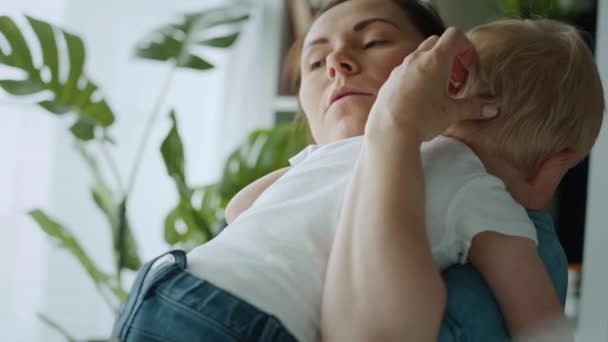 Video Madre Abrazando Niño Ansioso Fotografía Con Cámara Helio Red — Vídeo de stock