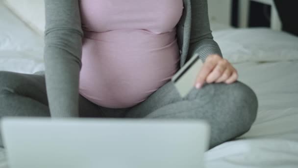 Tracking Right Video Unrecognizable Pregnant Woman Credit Card Shot Red — Stock Video