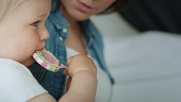 Närbild Video Där Småbarn Slickar Klubba Skjuten Med Red Heliumkamera — Stockvideo