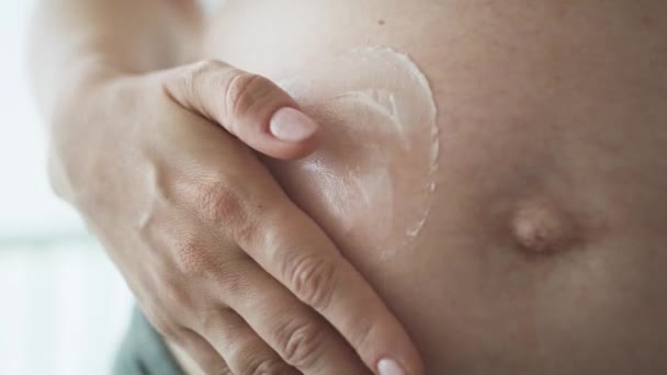 Schwangere Frau Und Herzform Aus Körperlotion Aufnahme Mit Roter Heliumkamera — Stockvideo