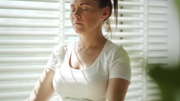 Vídeo Mano Una Mujer Embarazada Meditando Los Rayos Del Sol — Vídeos de Stock