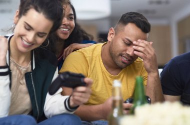 Oyun konsolunda oynarken kızın kazanması.