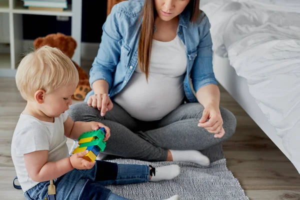 Mãe Grávida Jogando Blocos Brinquedo Com Seu Filho Bebê — Fotografia de Stock