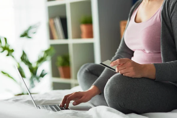 Tutup Gambar Wanita Hamil Melakukan Belanja Online — Stok Foto