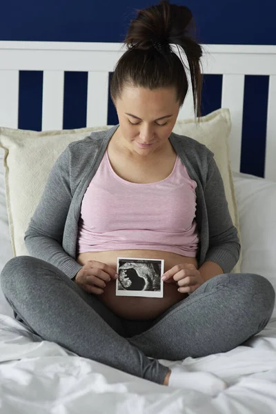 Mulher Grávida Segurando Imagem Ultra Som Seu Abdômen — Fotografia de Stock