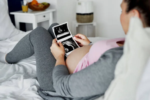 Mulher Grávida Que Navega Imagens Ultra Som Cama — Fotografia de Stock