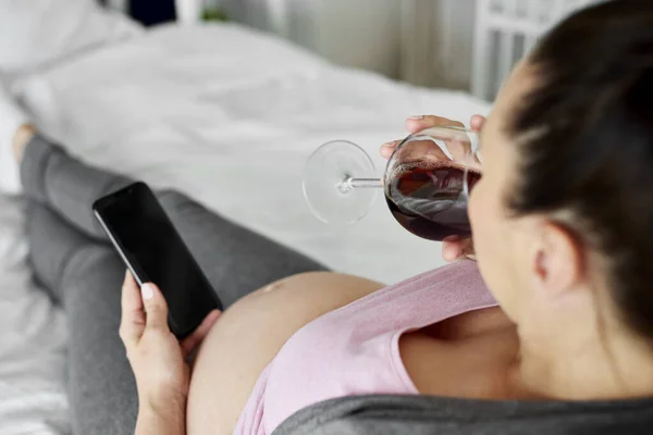 Kobieta Zaawansowanej Ciąży Pije Alkohol Łóżku — Zdjęcie stockowe