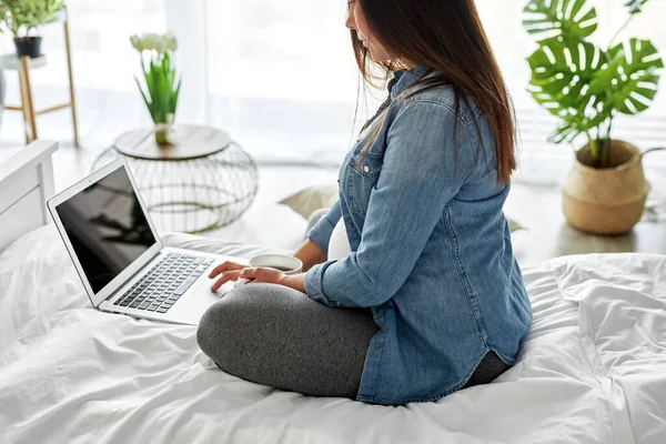 Schwangere Benutzt Computer Bett — Stockfoto