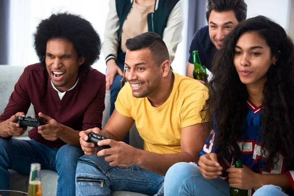 Vänner Som Har Roligt När Spelar Spelkonsol — Stockfoto