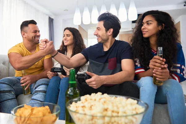 Man Vinna Medan Spelar Spelkonsolen — Stockfoto