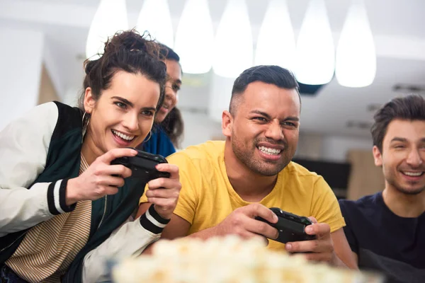 Amigos Competindo Enquanto Jogam Console Jogo — Fotografia de Stock