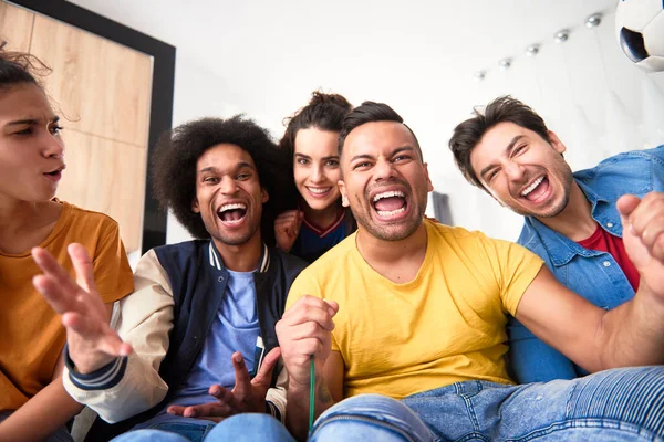 Grote Emoties Terwijl Het Ondersteunen Van Thuis — Stockfoto