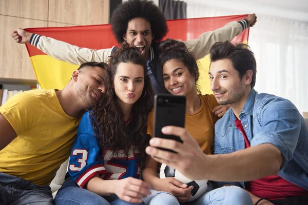 Grupp Stödjande Vänner Som Gör Selfie Med Flagga — Stockfoto