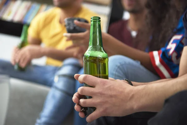 Närbild Grupp Vänner Med Ölflaska — Stockfoto