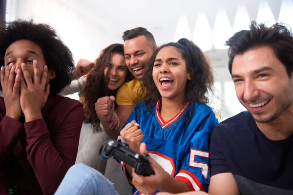 Mädchen Gewinnt Wettbewerb Auf Der Konsole — Stockfoto