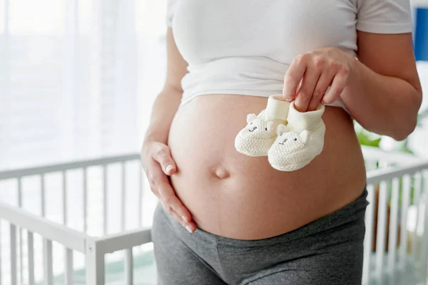 Primer Plano Mujer Embarazada Sosteniendo Par Zapatos Bebé —  Fotos de Stock