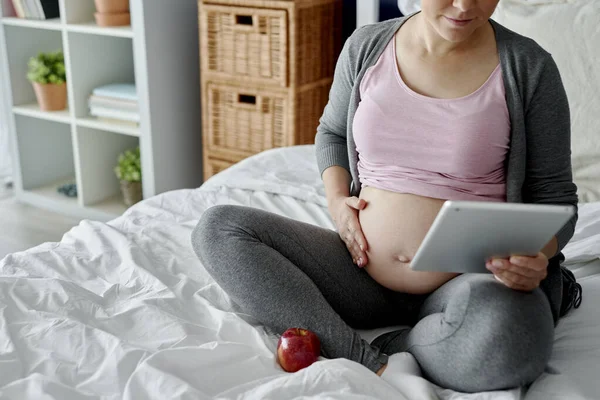 Zwangere Vrouw Controleert Iets Tablet — Stockfoto