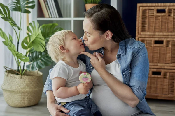 Stor Kyss Från Småbarn Pojke För Gravid Mor — Stockfoto