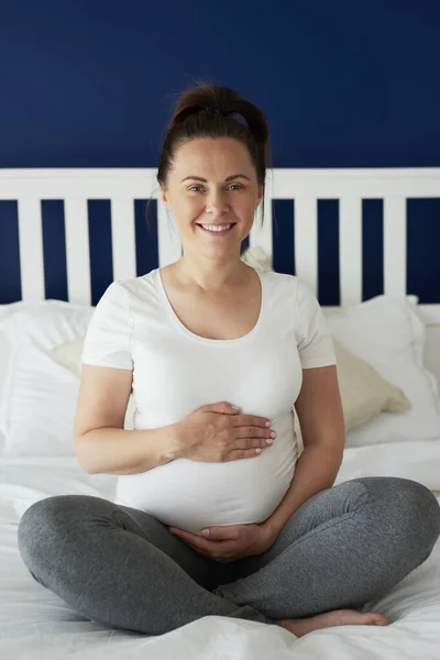 Retrato Vertical Mujer Embarazada Cama — Foto de Stock