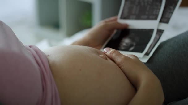 Video Van Zwangere Vrouw Strelen Buik Browsen Ultrasone Beelden Opgenomen — Stockvideo