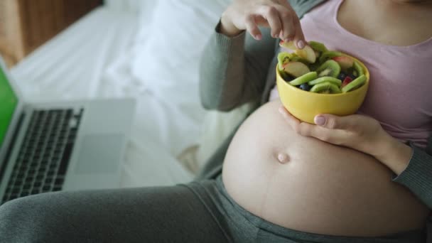Bir Kase Taze Meyve Yiyen Hamile Kadının Videosu Kırmızı Helyum — Stok video