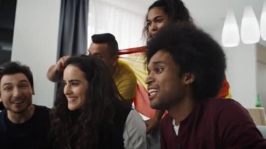 Hayranların yüzlerindeki alışılmadık duyguların el kamerasıyla çekilmiş videosu. 8K 'da kırmızı helyum kamerayla çekildi.